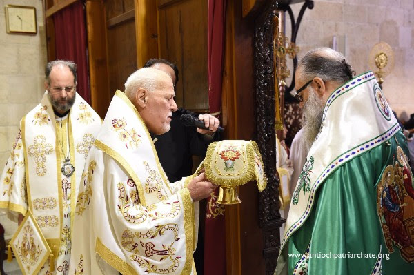 Metropolitan Paul Saliba holds the Holy Gifts before the Antiochian Patriarch
